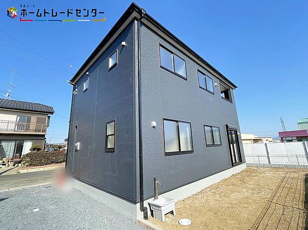 嬉しい仕様がたくさん!
浴室乾燥機、システムキッチン、ウォークインクローゼット、洗浄便座、床下収納、24時間換気、TVモニター付きインターホン、人感センサー、駐車4台可(車種による)♪