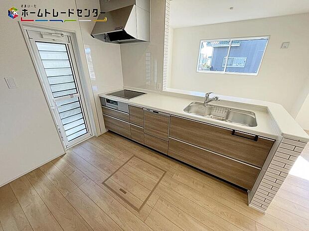 おしゃれなカウンターキッチン♪リビングで遊んでいるお子様を見守りながら、時にはお喋りをしながら料理や後片付けができる人気の高いスタイルです♪食卓も会話が弾みます♪