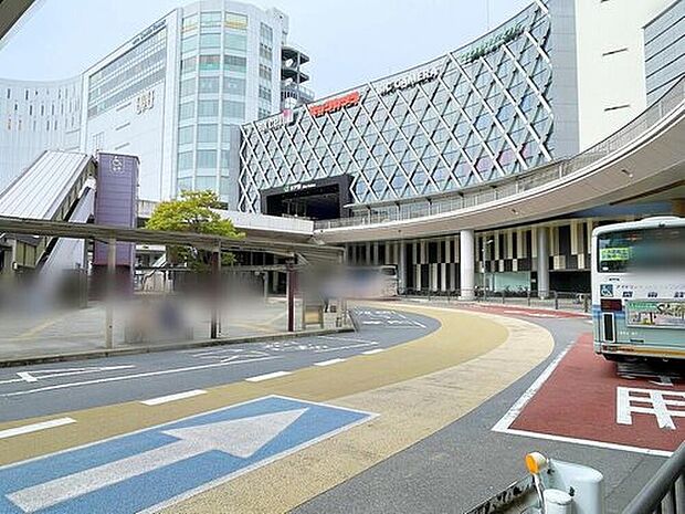 県庁所在地水戸市の中心水戸駅！偕楽園、茨城県立歴史館、弘道館、千波湖の最寄駅である。構内北側には7階建ての駅ビル「EXCEL」、南側にはビックカメラを核テナントとした駅ビル「エクセルみなみ」がある。