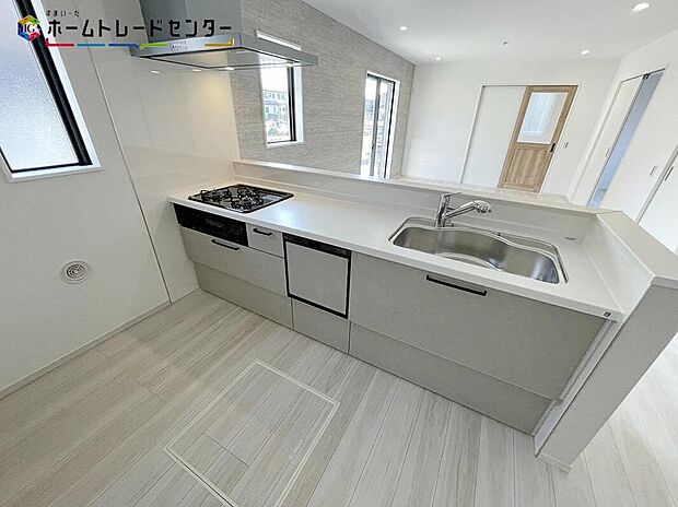 1号棟
対面式キッチンですので、お食事の準備をしながらご家族との会話を楽しめます☆水回りも集中しているので、家事の動きがらくちん♪全スライド式収納キッチンですのでお皿や鍋の出し入れもラクラクです!