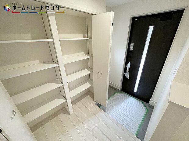 家族が毎日出入りする場所！大切な来客を迎える場所！そんな玄関は、自然光を取り込める優しい雰囲気の空間となっております！玄関収納も設置してあり家族の靴も片付けられます