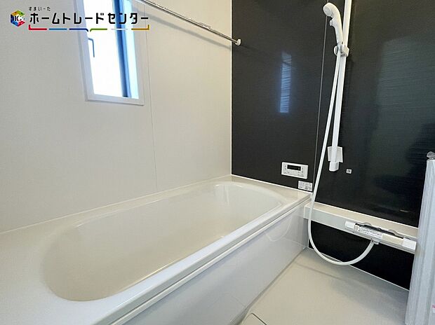 １号棟
嬉しい仕様がたくさん！
システムキッチン、浴室乾燥機、床下収納、防犯カメラ、TVモニター付きインターホン、人感センサー付玄関灯、EVコンセント、駐車２台可（車種による）