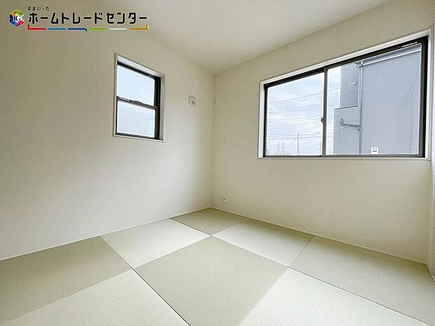 １号棟
リビング隣のお部屋は、お子様の遊び場やお昼寝スペースとしてなど、開放し広々とお使い頂けます。リビングと繋がったダイナミック空間に早変わりですね！突然の来客時には、戸を閉めて視線を遮る事も可能！