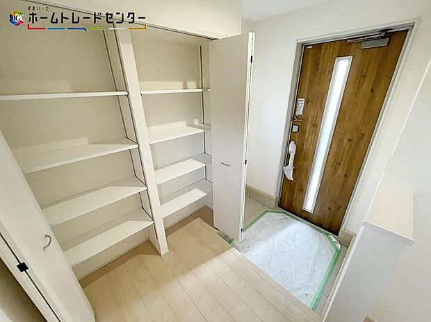 １号棟
家族が毎日出入りする場所！大切な来客を迎える場所！そんな玄関は、自然光を取り込める優しい雰囲気の空間となっております！玄関収納も設置してあり家族の靴も片付けられます！