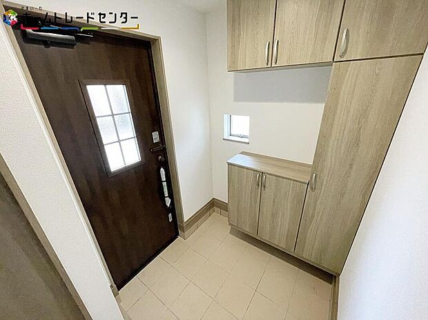 玄関扉は、明かりを採り込めるスリットデザイン!見た目にも機能性も人気!縦長のデザインですので、明るさが欲しい足元近くまで光を取り入れてくれます!玄関の快適性が高まる自慢の玄関です!