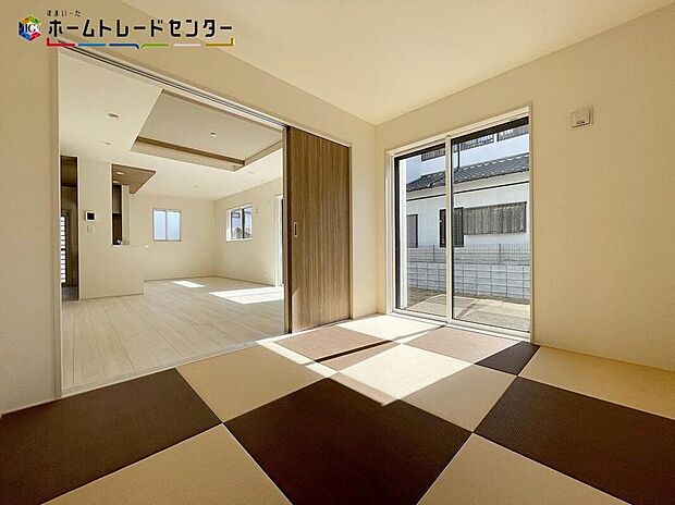 あると落ち着く『和室』♪窓から入る暖かな日差しについウトウトしてしまいます！家事の休憩スペースやお子様のお昼寝スペースとしても活用してください♪もちろんお客様の宿泊用にも☆押し入れもあるので安心です♪