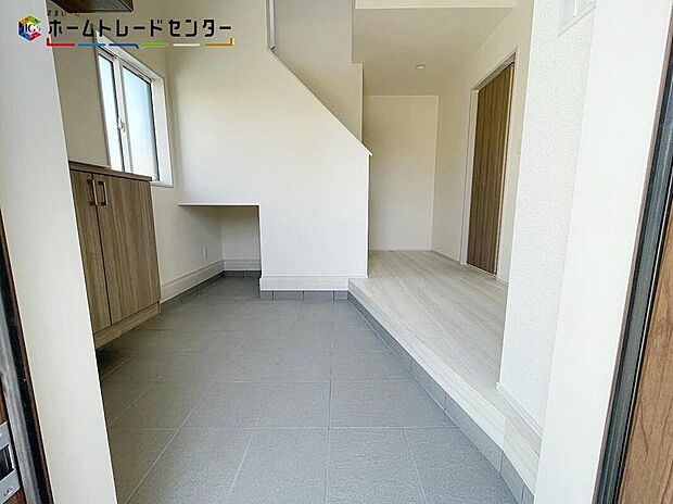 玄関が開放感たっぷりの吹き抜けになっております！玄関は気の入り口であり一番の家の顔となる重要な場所です！明るくデザイン性の高いひとつ上いく自慢の場所になるでしょう！
