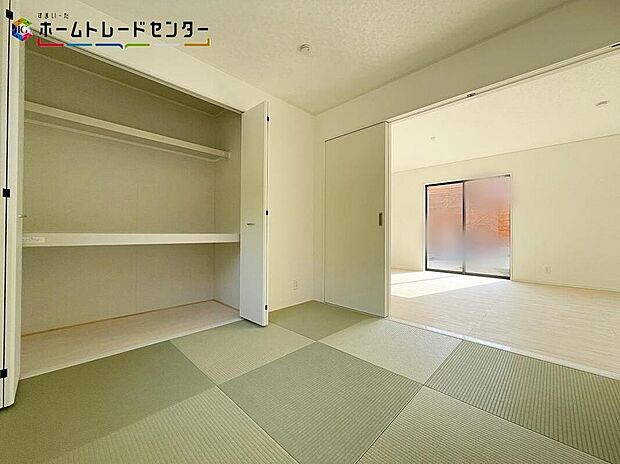 19号棟
あると落ち着く『和室』♪窓から入る暖かな日差しについウトウトしてしまいます!家事の休憩スペースやお子様のお昼寝スペースとしても活用してください♪もちろんお客様の宿泊用にもお使いいただけます!