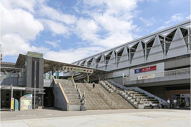 つくばエクスプレス線「守谷」駅！常総線と、つくばエクスプレスが乗り入れ、接続駅となっています！窓ガラスのステンドグラス「日本のふる里 筑波夕照とさくら」の原画・監修は切り絵作家滝平二郎が手掛けました！