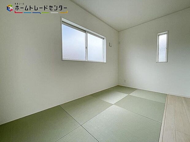 ２号棟
あると落ち着く『和室』♪窓から入る暖かな日差しについウトウト！家事の休憩スペースやお子様のお昼寝スペースとしても活用してください♪もちろんお客様の宿泊用にも☆押し入れもあるので安心です♪