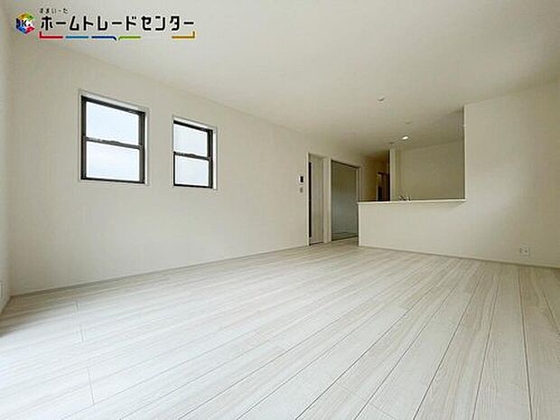 １号棟
リビングは、ダイニングやキッチンと一体になっております！調理や食事、勉強や遊び場、様々な機能を持たせる家族のコミュニケーションの場になっております！かけがえのない時間を楽しんでください！