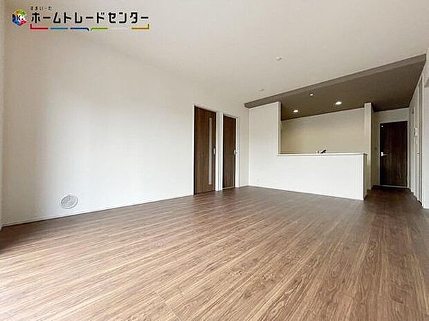 ２号棟
広々とした開放感あふれるリビングです。充分な広さがございますので、インテリアのレイアウトを考えるのも楽しみですね♪お気に入りの家具に囲まれて、家族皆がゆったりした気持ちで過ごせたら最高ですね！