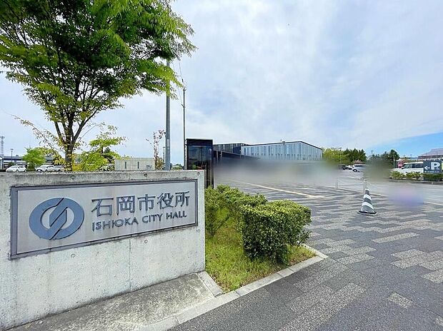 石岡市役所まで車で５分♪周辺は、駅近で利便性が高く、公共施設・商業施設・歴史スポットが集まる暮らしやすいエリア。行政手続きや買い物、散策まで日常がスムーズに整う魅力あふれる場所です！
