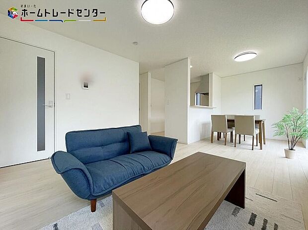 ※室内写真の家具・小物はイメージです開放感のある明るいリビング&キッチンです!対面式キッチンからは、リビングにいるご家族の様子が一目で分かります。家族と会話しながらリビングとキッチンを行き来出来ます!