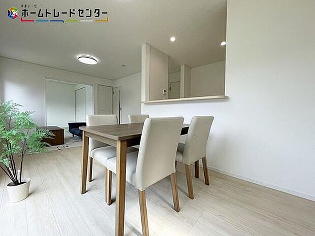 リビングには大きな窓があり、陽光あふれる明るい空間です。日差しがぽかぽか暖かく、電気代の節約にもなります!休日はご家族でお喋りしながらゴロゴロゆっくりと過ごすのも良いのではないでしょうか!