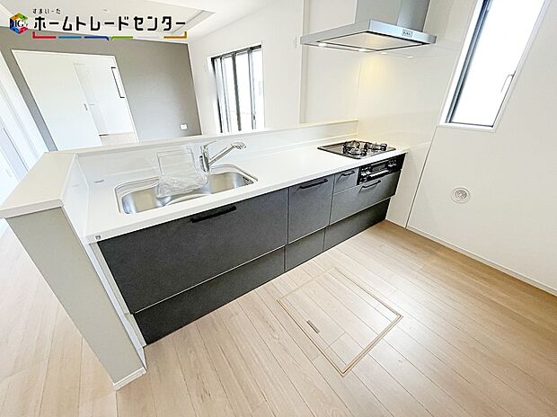 1号棟　一戸建ての大きなメリットは、「自分の土地」を自由に使えること。好きなペットが飼えるほか、ガーデニングやＤＩＹ、車の手入れなど様々な趣味を楽しめます♪広いお庭でのびのびと開放的に暮らしましょう！