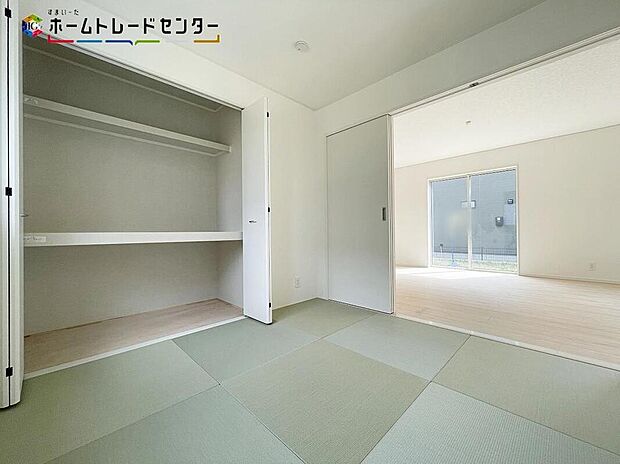 あると落ち着く『和室』♪窓から入る暖かな日差しについウトウトしてしまいます！家事の休憩スペースやお子様のお昼寝スペースとしても活用してください♪もちろんお客様の宿泊用にも☆押し入れもあるので安心です♪