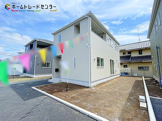 ２号棟・玄関ポーチには屋根がついているので雨でも玄関前で濡れずにお出かけ準備が出来ます。セキュリティを高められるTVモニター付きインターフォンが標準装備です！