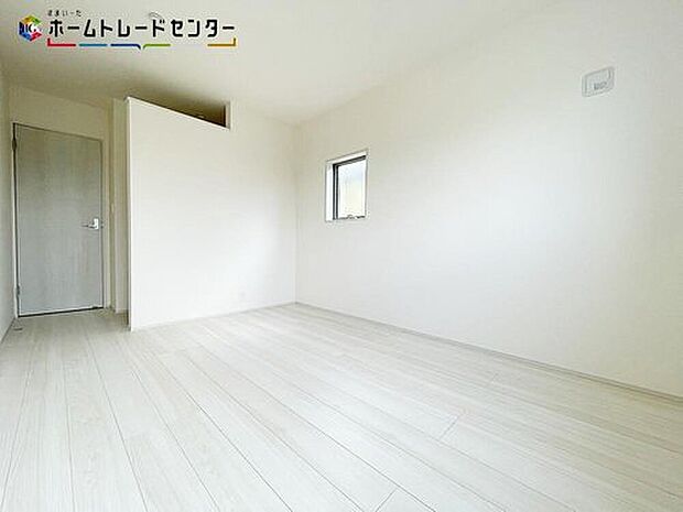 全居室に収納を完備しておりますので、いつでもお部屋をすっきりとお使い頂けそうです。自分好みのインテリアやレイアウトを考えるのも楽しみです。新しい暮らしのイメージが、ここからどんどん広がっていきそうです
