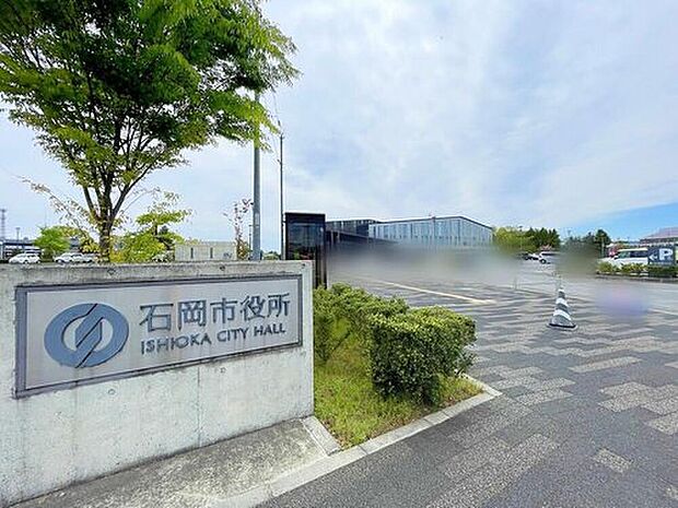 石岡市役所まで車で６分♪周辺は、駅近で利便性が高く、公共施設・商業施設・歴史スポットが集まる暮らしやすいエリア。行政手続きや買い物、散策まで日常がスムーズに整う魅力あふれる場所です！