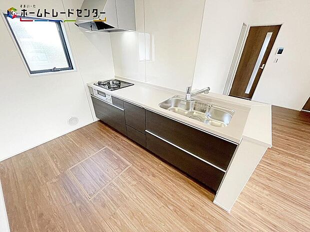 １号棟
対面式キッチンですので、お食事の準備をしながらご家族との会話を楽しめます☆水回りも集中しているので、家事の動きがらくちんです♪お料理をしながらお風呂に入っている子供たちの様子も見に行けます！