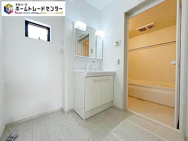 【洗面台・洗面所】散らかりがちな洗面所も三面鏡うしろの収納でスッキリ!サニタリースペースには窓が備えられております。毎朝の身支度も、陽の光差し込む明るい空間で、快適にお使い頂けそうです。
