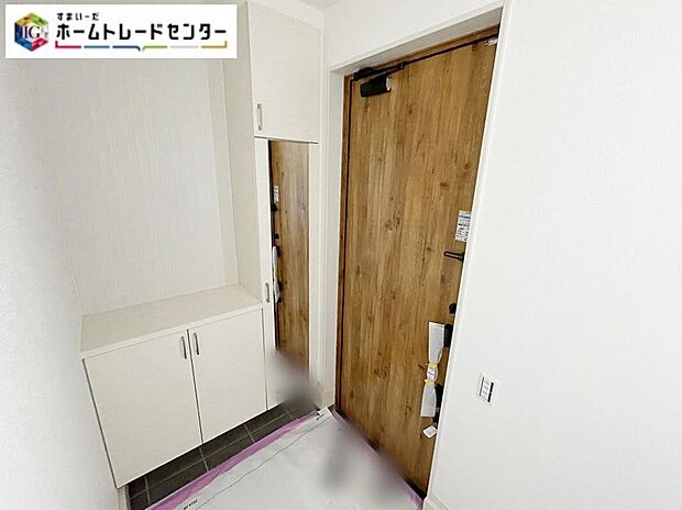 【玄関】訪れる人を優しく迎える、スタイリッシュな玄関。開放感のある玄関ホール。温もり感じるフローリング仕様ですので、ご家族やお客様を温かく迎えてくれます。