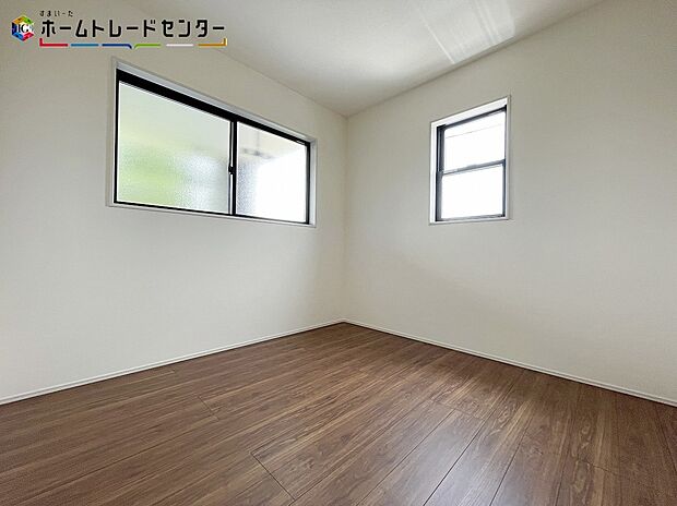 【リビング以外の居室】お陽さまの光をさわやかな風をたっぷりとりこめます。室内はいつも明るい印象なので気持ちの良い朝を迎えられます。毎日の生活も明るくなりそうです。