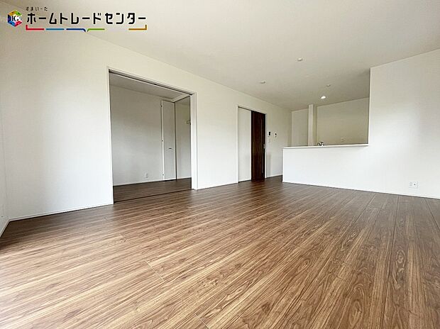 【リビング】広々とした開放感あふれるリビングです。ゆったり寛げる充分な広さがございますので、ご家族でインテリアのレイアウトを考えるのも楽しみになりそうです。