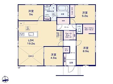 リビングにスタディーカウンターがあると、家事をしながらお子様の勉強を見守れます。パソコンを置けば仕事や調べものもでき多目的に使える魅力的な空間です！
 