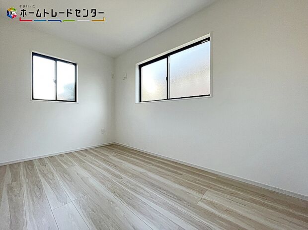 【リビング以外の居室】二面採光を取り入れたお部屋ですので、十分な日差しが隅々まで入り、とても明るく暖かです!勉強で煮詰まっていても、趣味に没頭していても、窓を開ければ穏やかで優しい風が入り、快適に過ごせることでしょう!