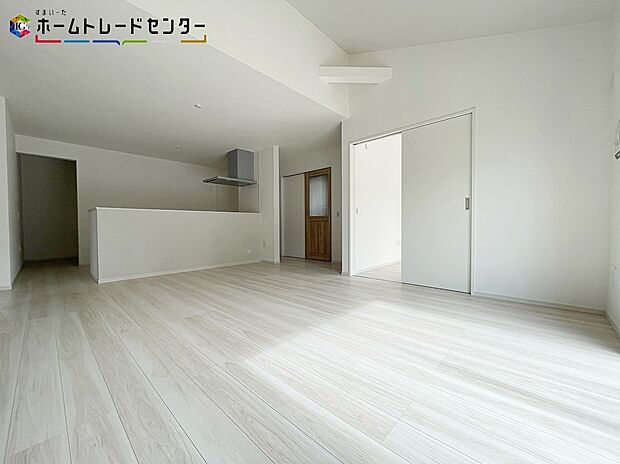 【リビング】2号棟 陽当たり良好のリビングです♪大きな窓がありますので、陽光あふれる明るい空間です。居心地良く、ご家族皆がゆったり寛げる憩いの空間となりそうです。