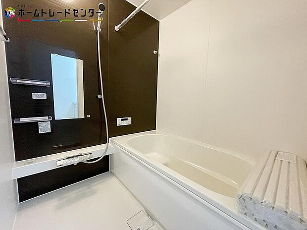 【浴室】ひろびろ1坪サイズのバスルーム。半身浴もできるひろびろな浴槽です。1日の疲れた体を癒せます。入浴後の水滴や湿気を排出し、カビの発生や臭いを抑制する換気乾燥暖房機。雨の日の洗濯物にも効果的です。