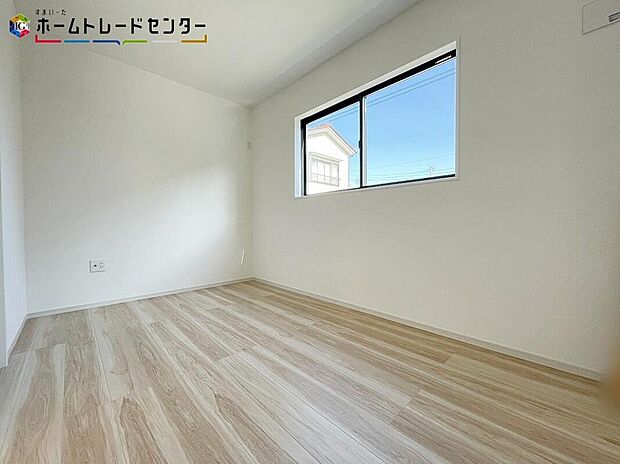 【リビング以外の居室】来客時にあったら嬉しい1室!小さなお子様を寝かしつけるお部屋や遊び場としても重宝しますよ!!木の温もりがやさしいフローリングは安らぎをもたらすプライベート空間。