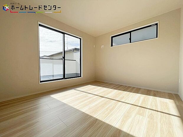 【リビング以外の居室】お陽さまの光をさわやかな風をたっぷりとりこめます。室内はいつも明るい印象なので気持ちの良い朝を迎えられます。主寝室としておススメしたい洋室は、窓を2か所設置することによってお部屋を明るくしております!