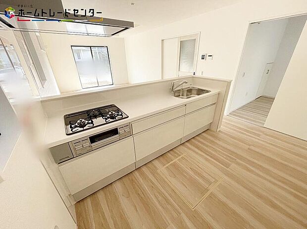 【キッチン】豊富な収納力もございますので、キッチンスペースをスッキリとお使い頂けそうです。収納力豊富で”見せるキッチン”の実現が可能に。いつもキレイにしておきたくなるキッチンです。