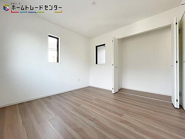 【収納】各室収納完備!いつもスッキリと、綺麗に保たれお洒落な状態を維持できます!いつの間にか増える衣類や小物もきちんと片付けられるでしょう!お部屋に収納家具を置かなくても済みますので広々とお使いになれますね!