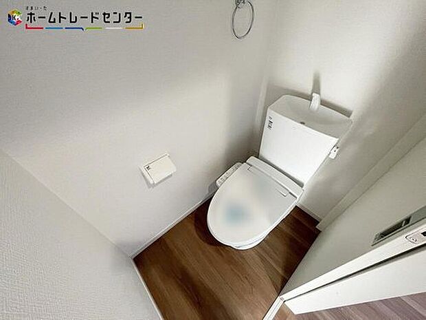 【トイレ】明るく清潔感のあるトイレ!1,2階に2カ所あるので忙しい朝でも混雑しませんね!温水洗浄便座ですので「ひやっ」とすることなく快適に過ごせます♪毎日使う場所だから落ち着いた温もりを感じる空間にしてます!