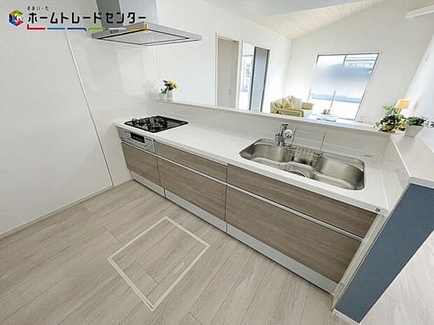 【キッチン】1号棟
○嬉しい設備仕様
システムキッチン、浴室乾燥機、ウォークインクローゼット、床下収納、TVモニター付インターホン、24時間換気システム、床下収納、駐車場2台(車種による)