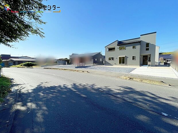 【 前面道路含む現地写真】２号棟
嬉しい仕様がたくさん！
浴室乾燥機、ＴＶモニター付きインターフォン、洗浄便座、床下収納、２４時間換気、人感センター、駐車３台可（車種による）♪