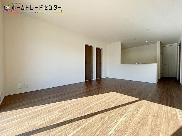 【リビング】明るい日差しがさすリビングは、暖かな家族の憩い空間です。芝生を敷いたり、お花で飾ったお庭を眺めながら、毎日の会話が弾みそうですね♪ご家族のコミュニケーションのお時間をゆっくりとお過ごしください！