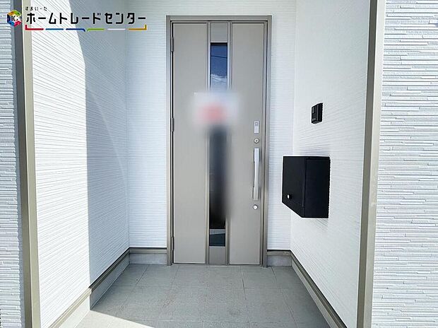 【玄関】１号棟
玄関ポーチには屋根がついているので雨でも玄関前で濡れずにお出かけ準備が出来ます。セキュリティを高められるTVモニター付きインターフォンが標準装備です！