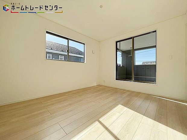 【リビング以外の居室】１号棟
ベルコニーに面しているお部屋なので、お陽さまの光を、さわやかな風をたっぷりとりこめます。室内はいつも明るい印象なので気持ちの良い朝を迎えられます。