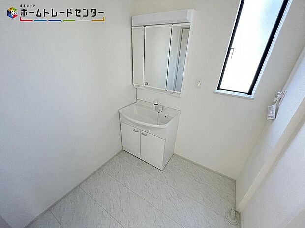 【洗面台・洗面所】D号棟
洗面所には三面鏡が設置!鏡の後ろの収納力の多さと横顔もチェックできる身だしなみの整えやすさが魅力です!家族全員が使う場所ですので、見た目にも機能にもこだわったおしゃれ空間にしたいですね♪