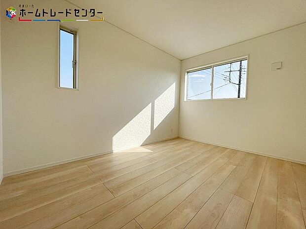【リビング以外の居室】二面採光を取り入れたお部屋ですので、十分な日差しが隅々まで入り、とても明るく暖かです！勉強で煮詰まっていても、趣味に没頭していても、窓を開ければ穏やかで優しい風が入り、快適に過ごせることでしょう！