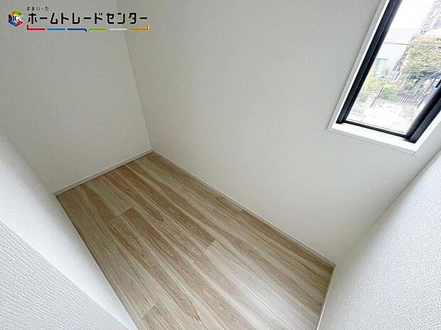 【収納】嬉しいプラスアルファの収納スペース付き!衣類や季節物の電化製品、大きな物をしまっておくのに便利な納戸です!永く住むにつれて、荷物が増えてしまいますが納戸があると、各お部屋がきれいに保てますね!