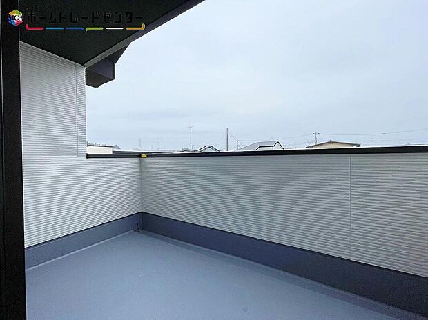 【バルコニー】心地よい春の陽射しや暖かな風を楽しむことが出来るバルコニー。晴れた日にはたっぷりの洗濯物や布団を干せます!屋根があるので急な雨にも慌てずに済みますね!