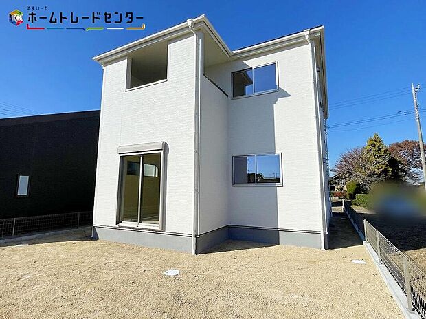 【現地外観写真】３号棟
リビングも各部屋もバルコニーも、大きな窓から開放的な空間に陽の光がたっぷり降り注ぐ、見て明るく！家族も明るく！おうちに帰るのが楽しくなるようなお住まいです！