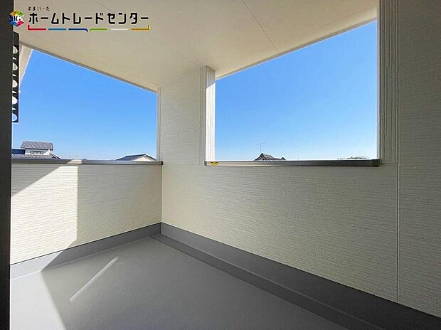 【バルコニー】3号棟
急な雨で洗濯物が濡れてしまうのを防いだり、気軽に外で朝食やお茶などを楽しむセカンドリビングのような使い方ができます。夜には家族で星を眺めたり。家族のつながりを強めてくれますね!