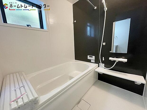 【浴室】１号棟
浴室は湿気がたまりやすく、換気扇だけではどうしてもカビが出やすいです。浴室乾燥機も設置されておりますのでカビの抑制に繋がります！洗濯物を乾かすことも出来ます！雨の日や花粉の季節も心配いりません